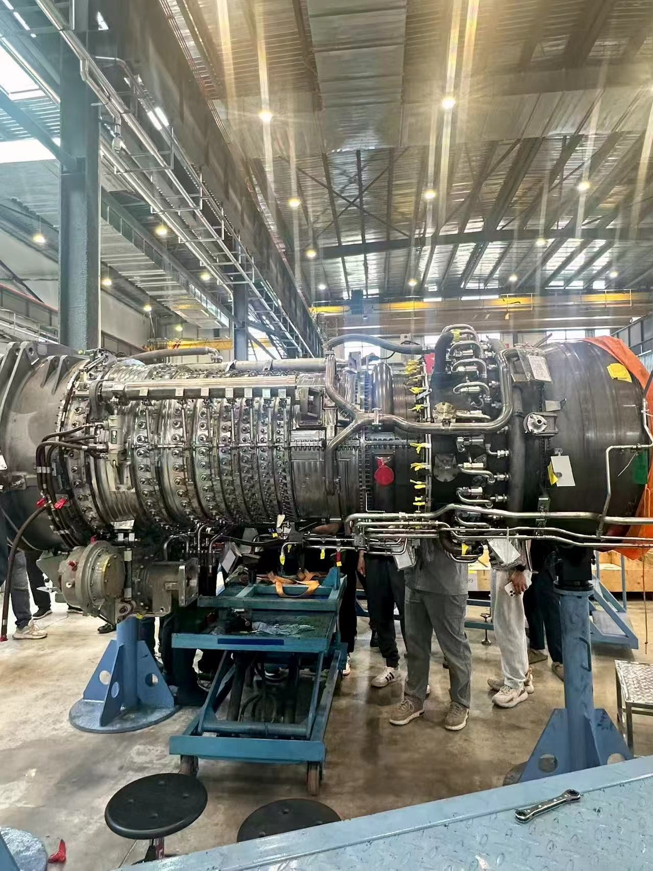Side view of a gas turbine in a manufacturing facility